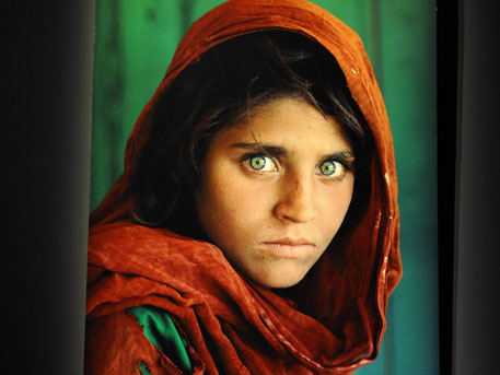 “National Geographic” дээр зураг нь гарч байсан охин Пакистанд хоригдож байна